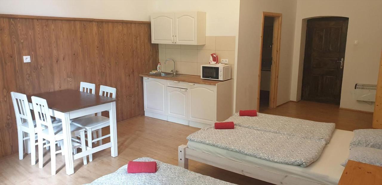 Penzion A Restaurace U Baby Subrovy Hotel Kokorin Bagian luar foto